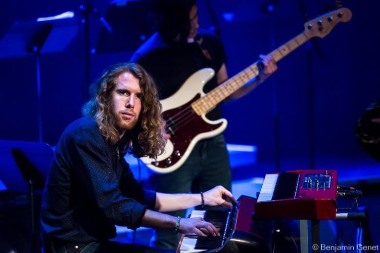 Cédric Selzer au chant en concert