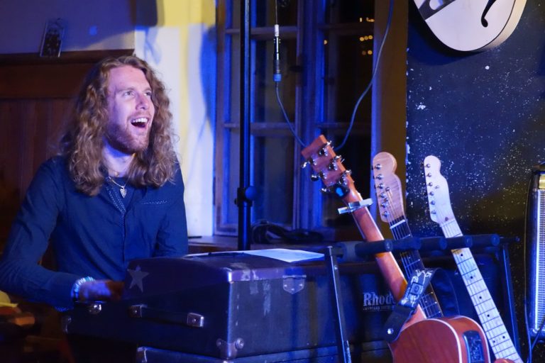Cédric Selzer sur scène avec son groupe